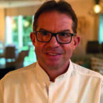 LE GASTRO LE BISTROT DE SA VIE – Fleur de courgette en raviole au parfum des bois par Daniel Desavie